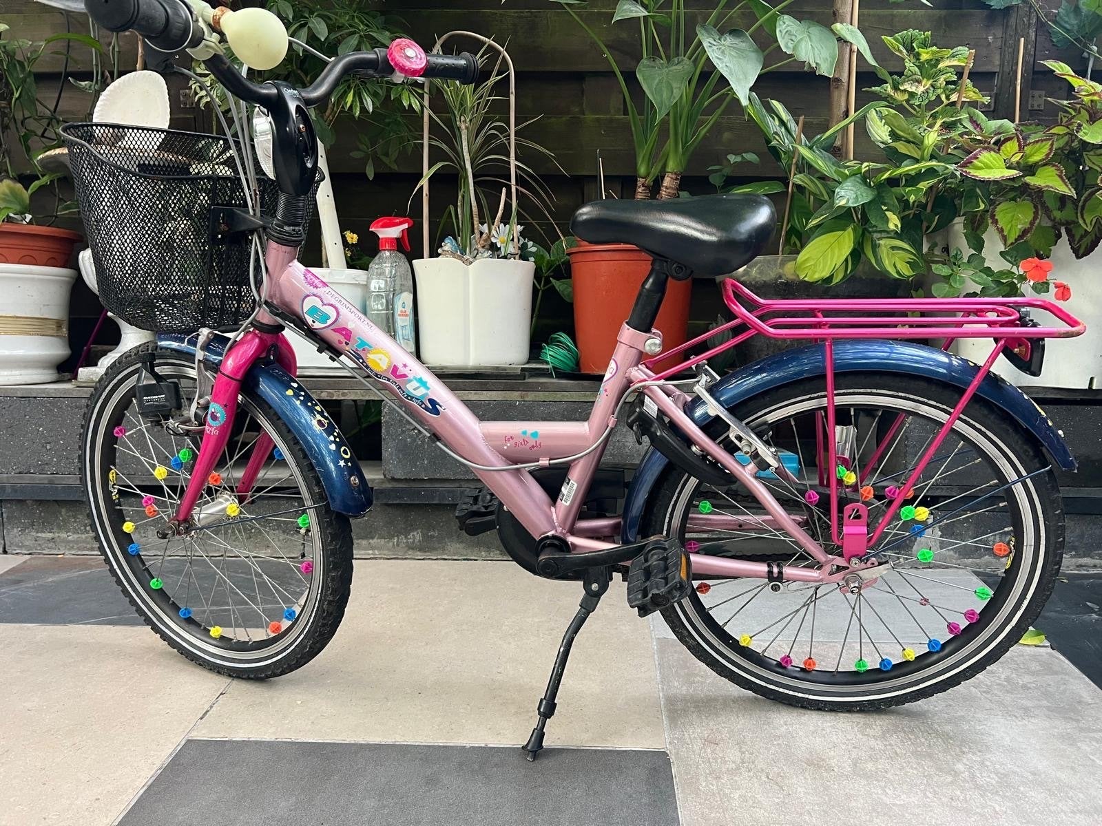 Roze kinderfiets met mandje en bagagedrager, Ophalen, Gebruikt, Velgrem, 20 inch of meer