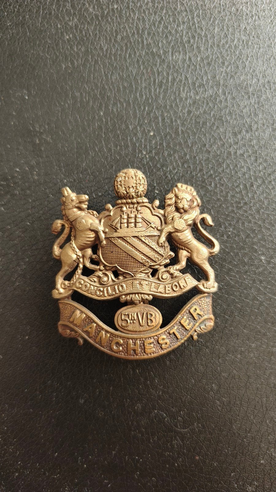Originele capbadge 5th Volunteer Bat. Manchester Regiment., Ophalen of Verzenden, Landmacht, Engeland, Embleem of Badge