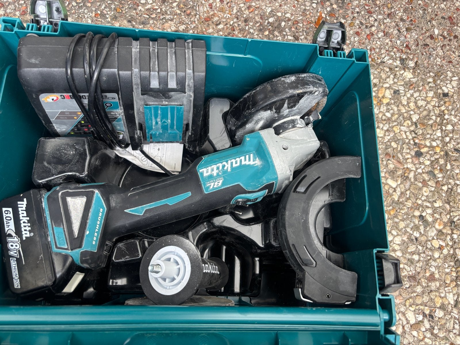 Makita Accu Haakse Slijpmachine met Oplader en Accu, Ophalen of Verzenden, Gebruikt, Minder dan 700 watt, Haakse handslijpmachine