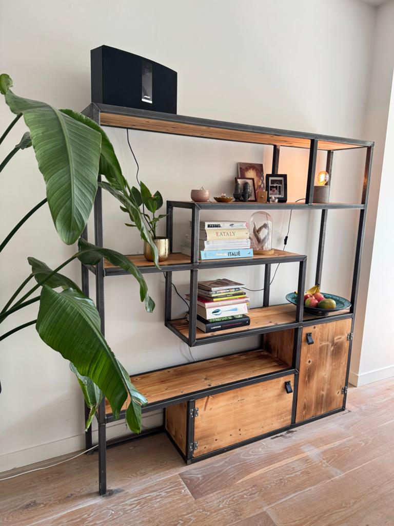 Industriële Boekenkast met Hout en Metaal, Ophalen, 100 tot 150 cm, Zo goed als nieuw, Met lade(s)