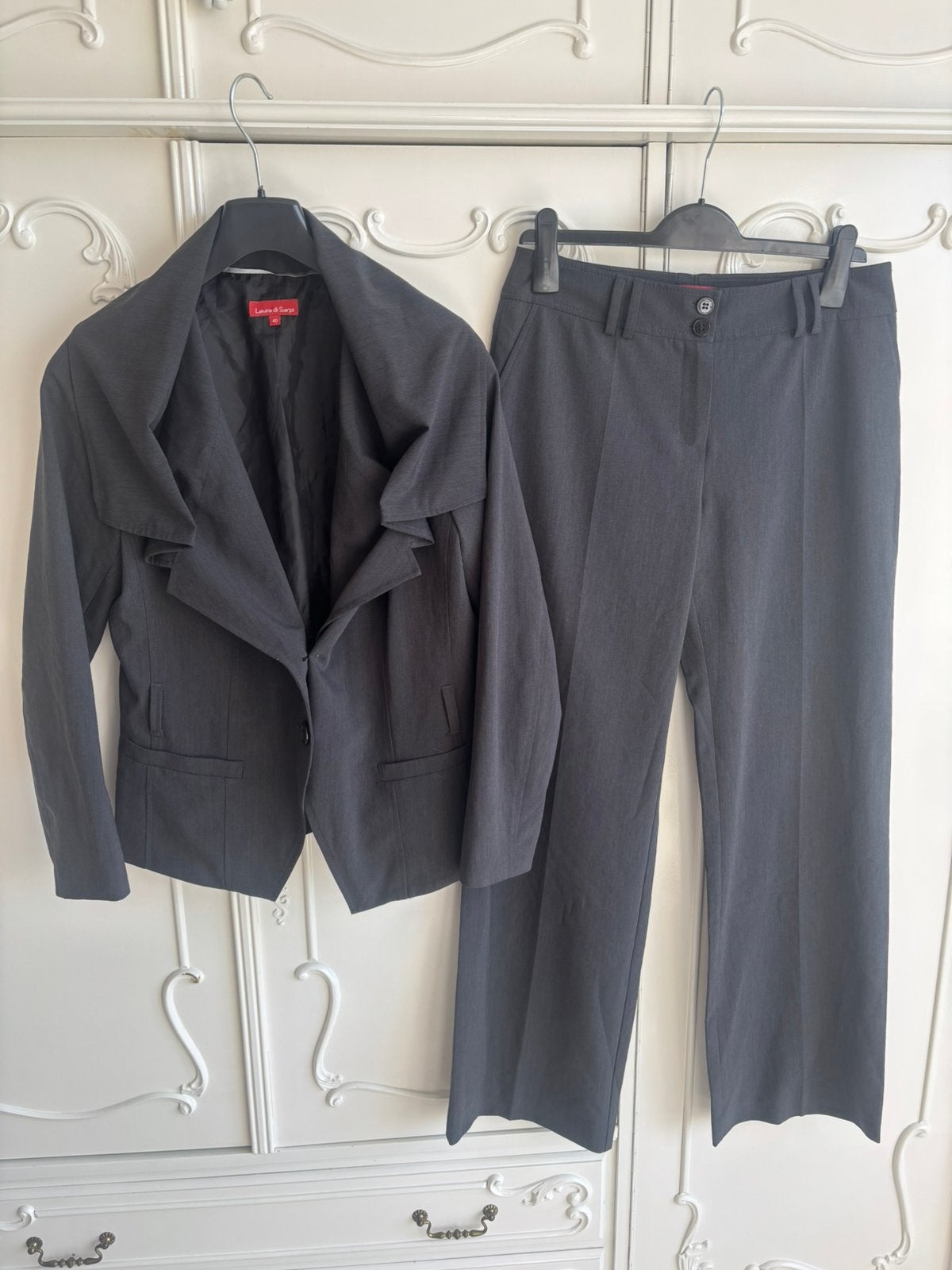 Nieuw grijs pak Laura di Sarpi maat 38/40 M, Maat 38/40 (M), Kostuum of Pak, Nieuw, Ophalen of Verzenden