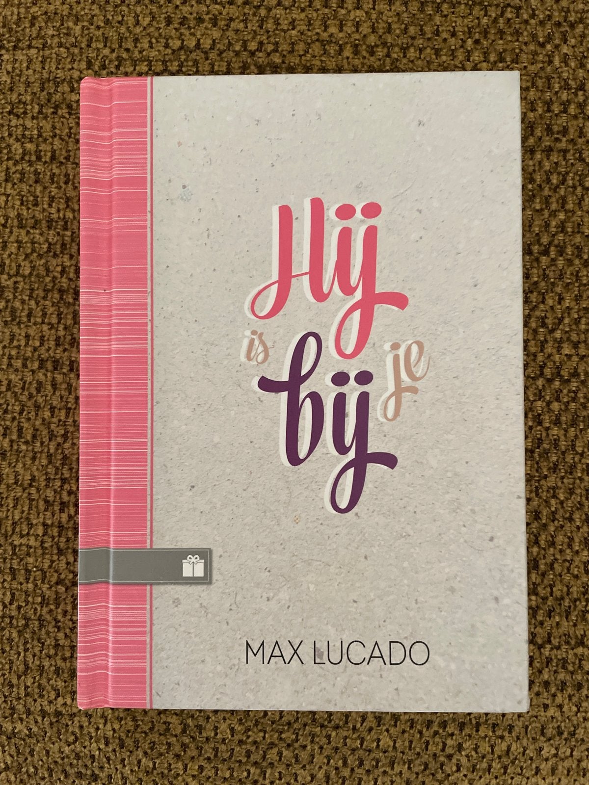 Max Lucado - Hij is bij je, Max Lucado, Christendom | Protestants, Ophalen of Verzenden, Zo goed als nieuw