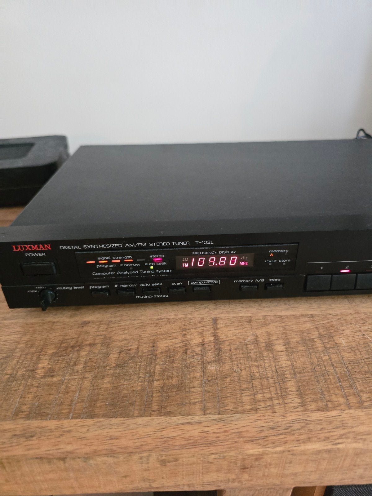 Strakke Luxman Tuner T-102L, Ophalen of Verzenden, Zo goed als nieuw