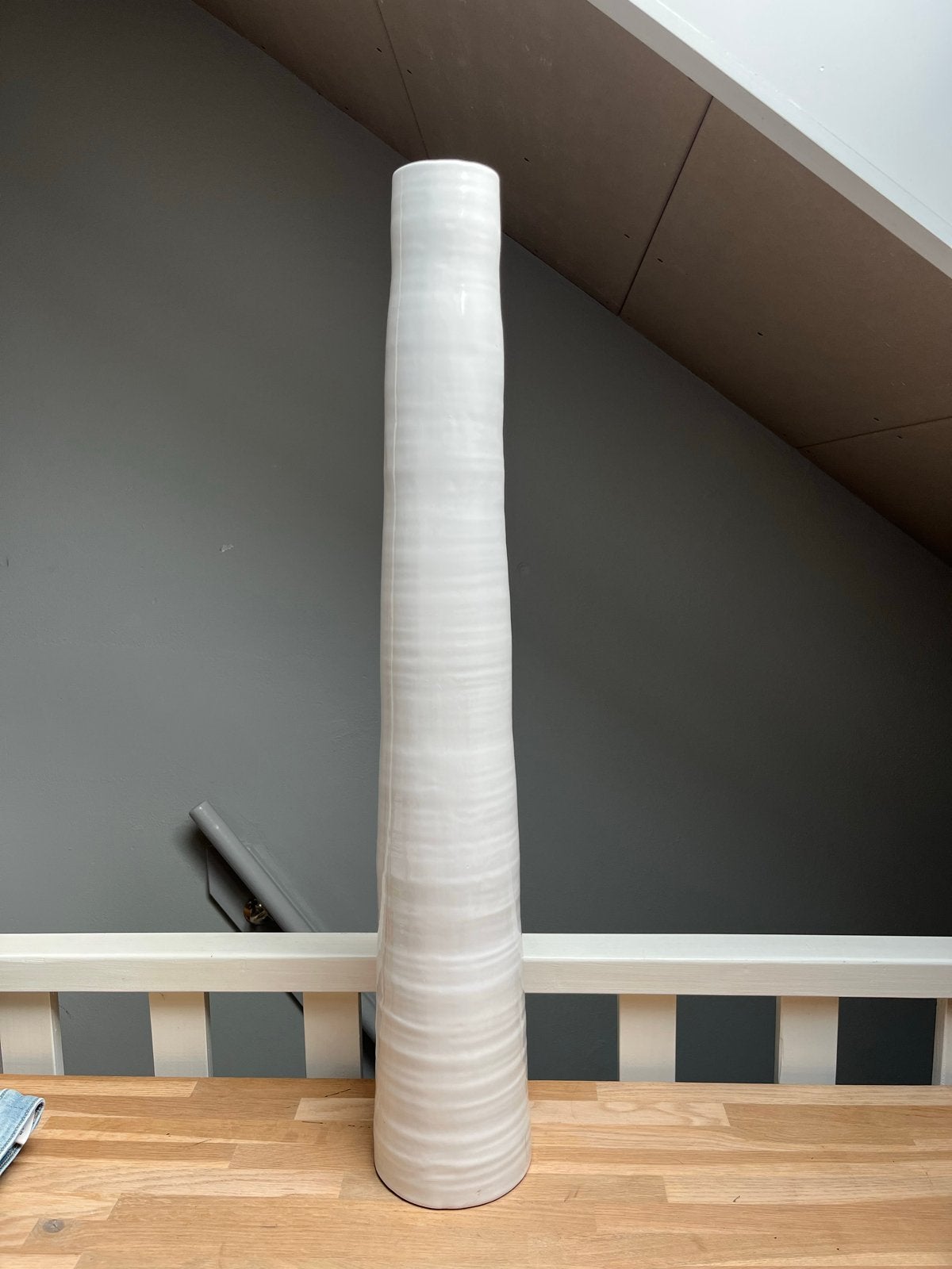 Hoge witte vaas (81,5 cm), Ophalen, Gebruikt, Met patroon/structuur, Wit
