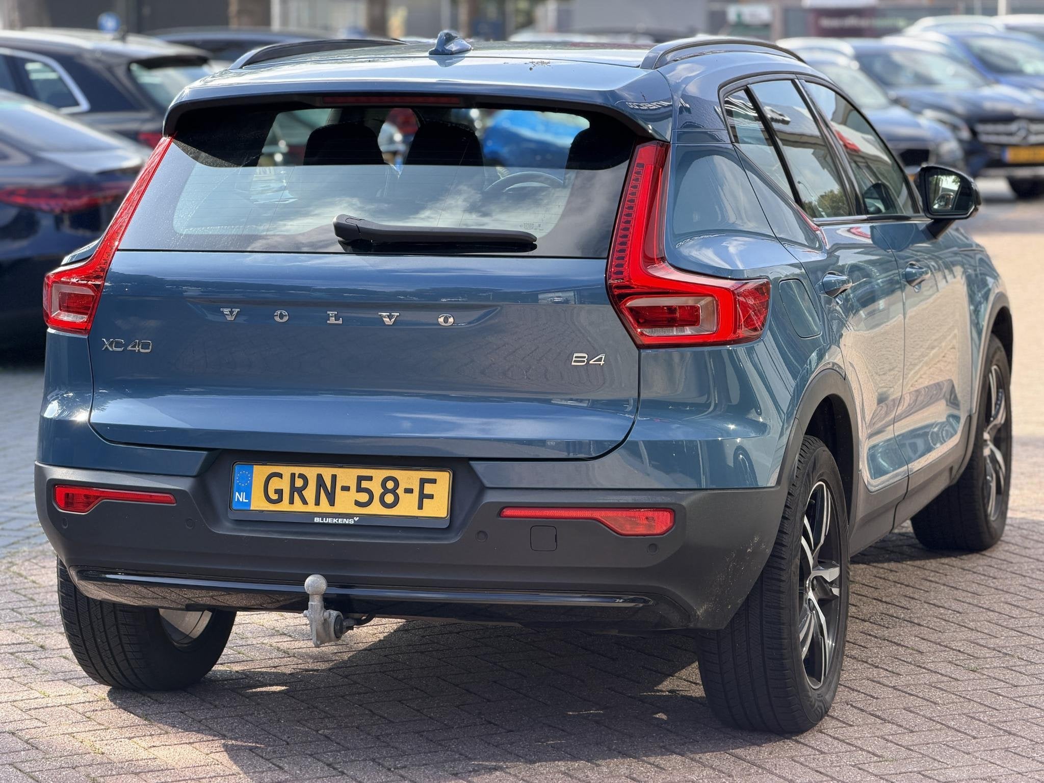 Volvo XC40 2.0 B4 Plus Dark Automaat 197PK | Harman/Kardon |, Auto's, Gebruikt, Euro 6, 4 cilinders, Blauw
