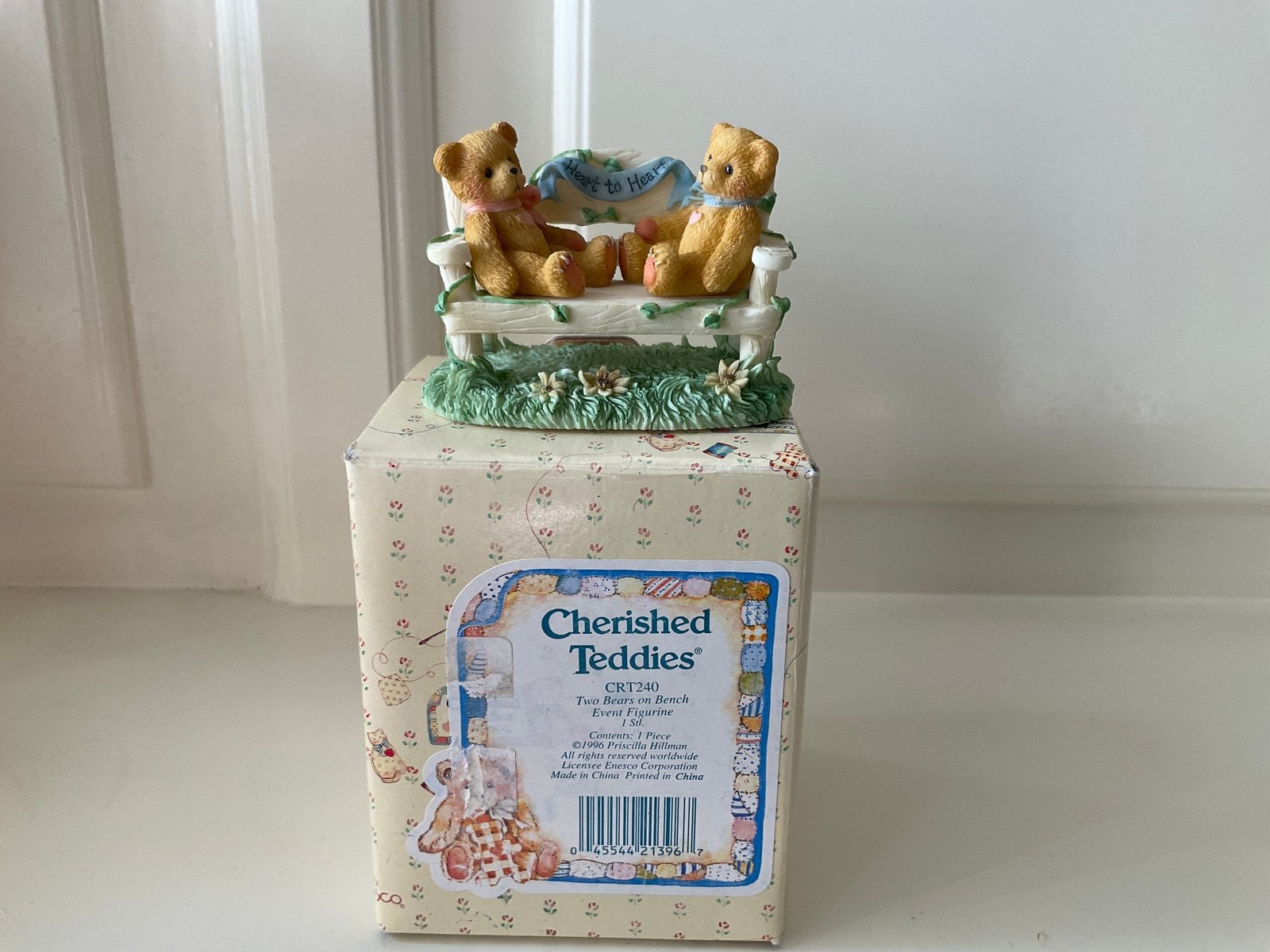 Cherished teddies bankje two bears on bench event beertje, Ophalen of Verzenden, Zo goed als nieuw, Beeldje, Cherished Teddies