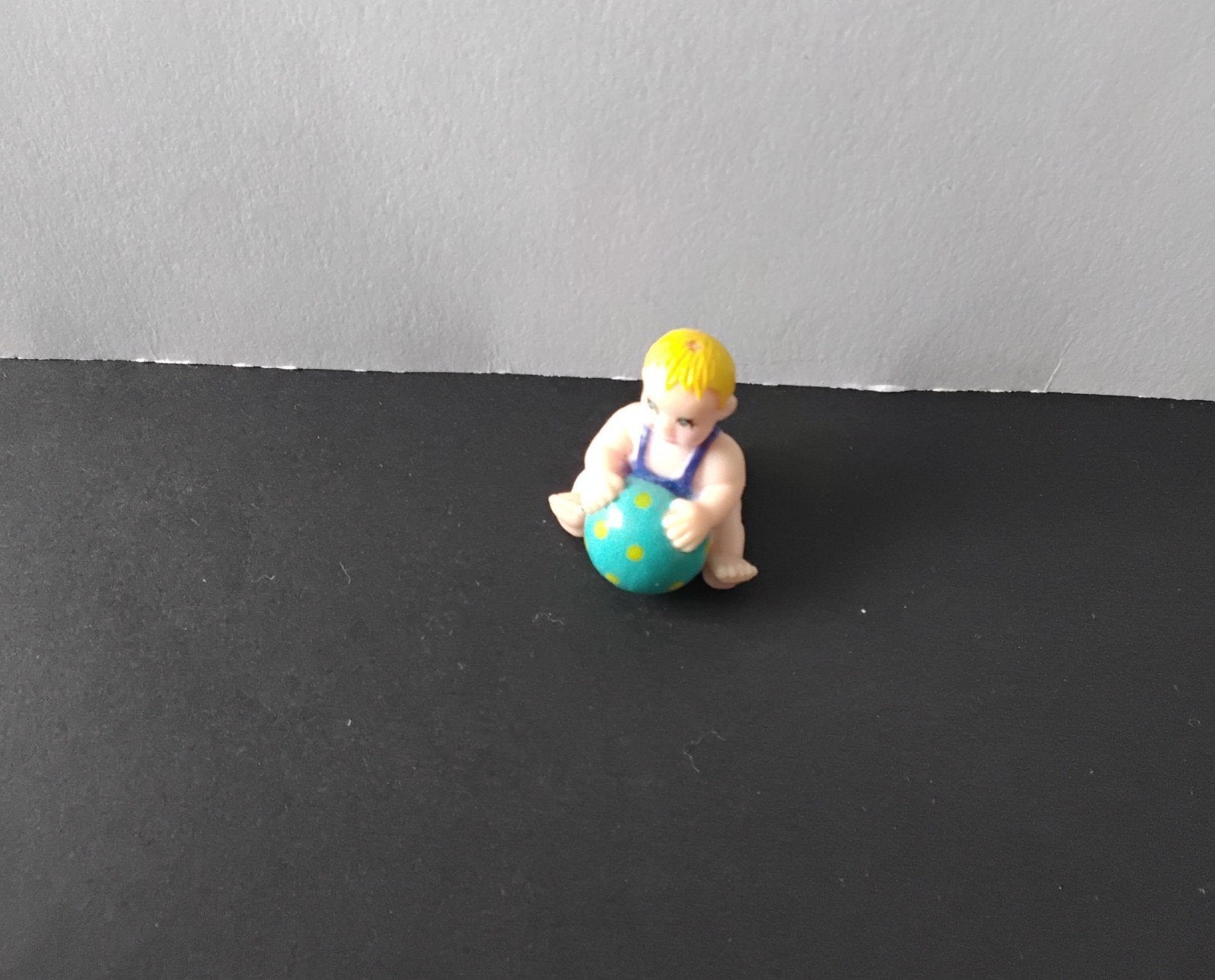 Kleine baby met bal 1:12, Ophalen of Verzenden, Zo goed als nieuw, Poppenhuis