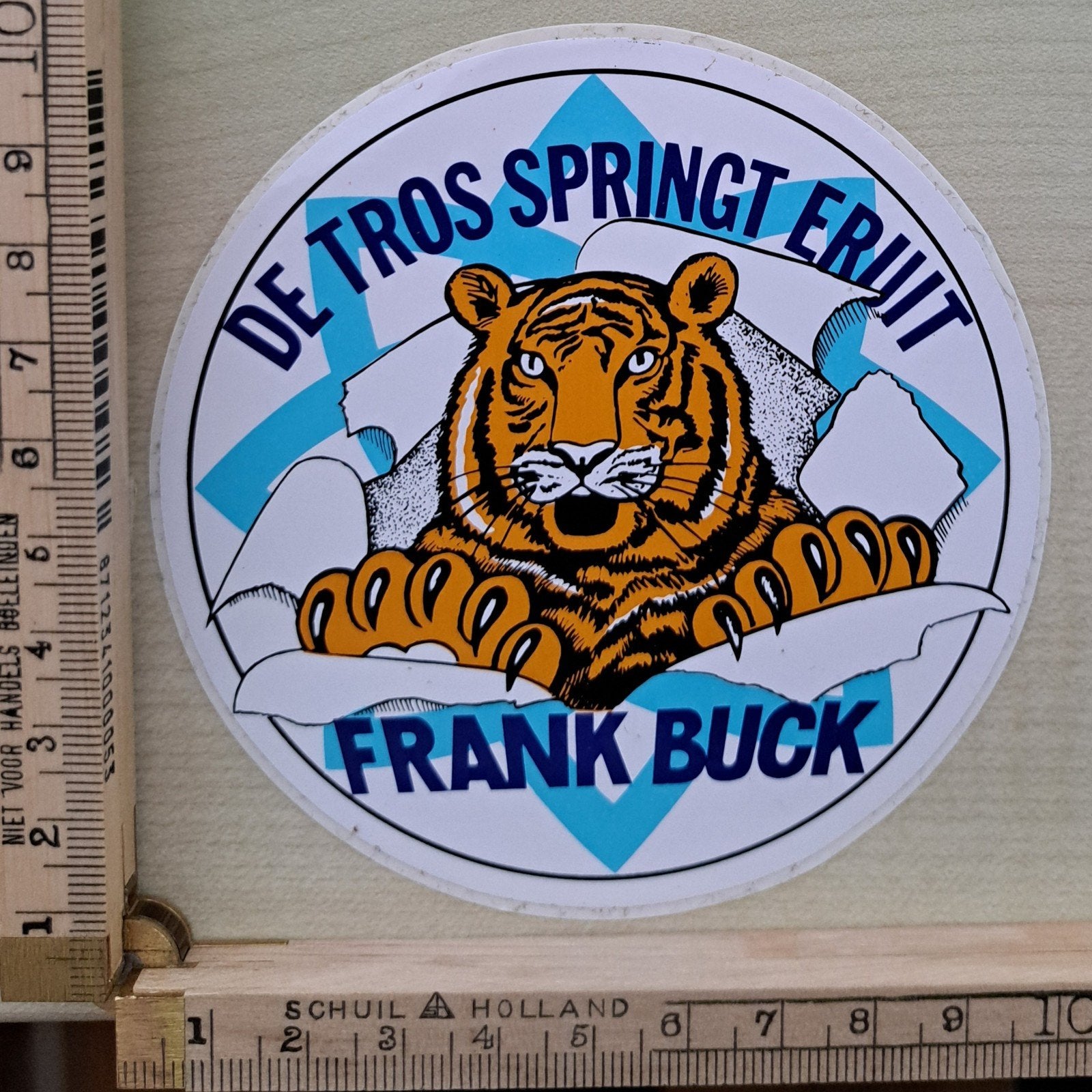 Vintage sticker de TROS springt eruit tijger Frank Buck, Verzamelen, Ophalen of Verzenden, Zo goed als nieuw, Film, Tv of Omroep