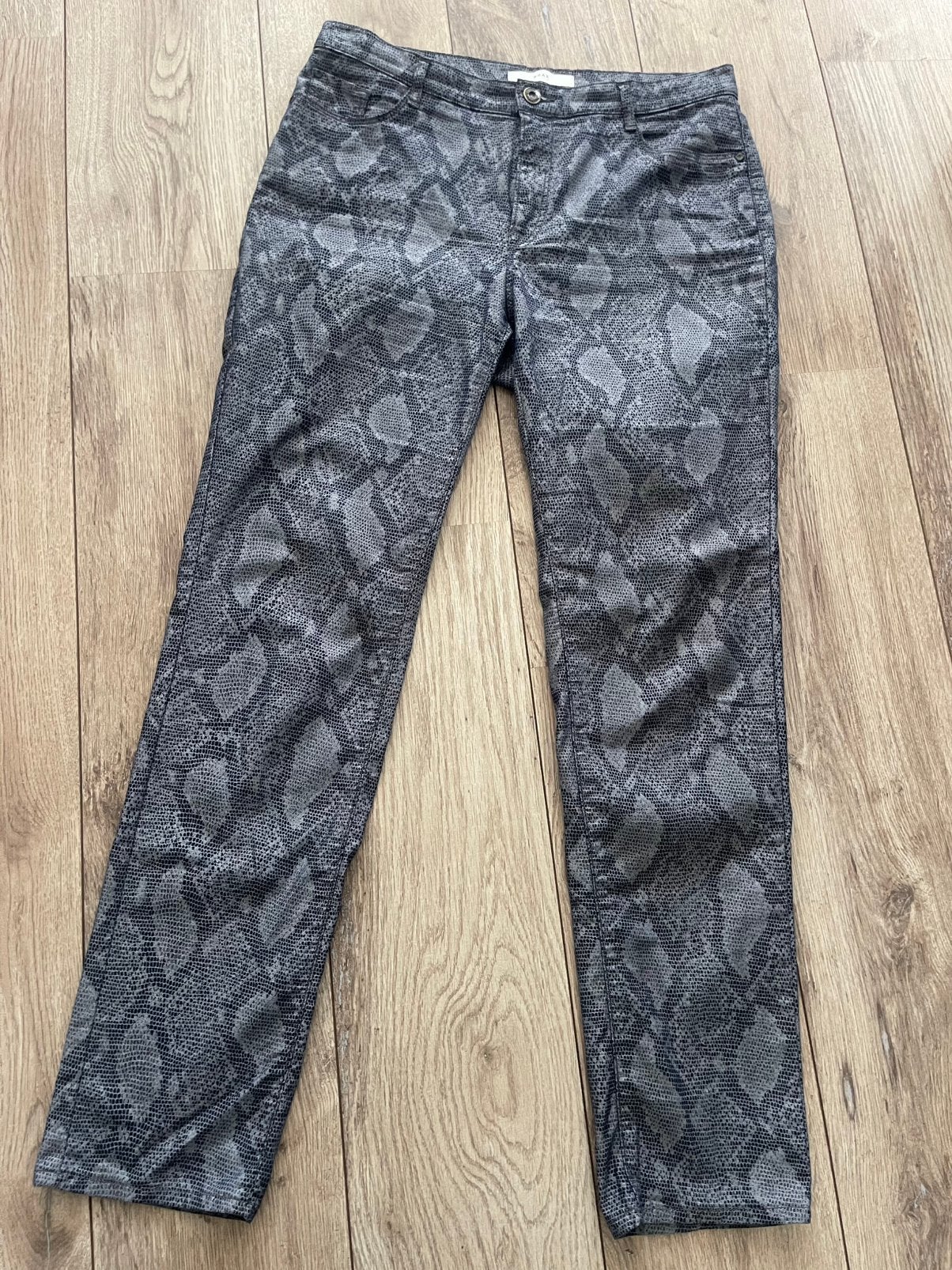 BRAX.dames stretch broek met print maat 42, Maat 42/44 (L), Ophalen of Verzenden, Zo goed als nieuw, Grijs