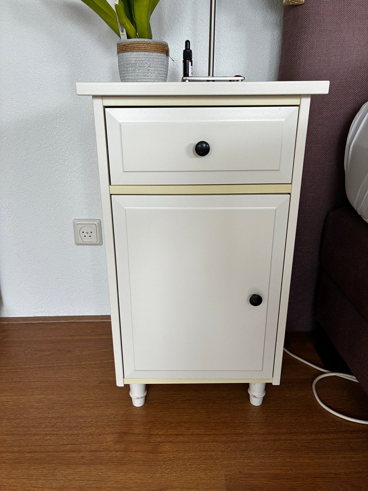 Twee IKEA nachtkastjes met lade en deurtje, Huis en Inrichting, Slaapkamer | Nachtkastjes, Ophalen, Gebruikt, Minder dan 45 cm