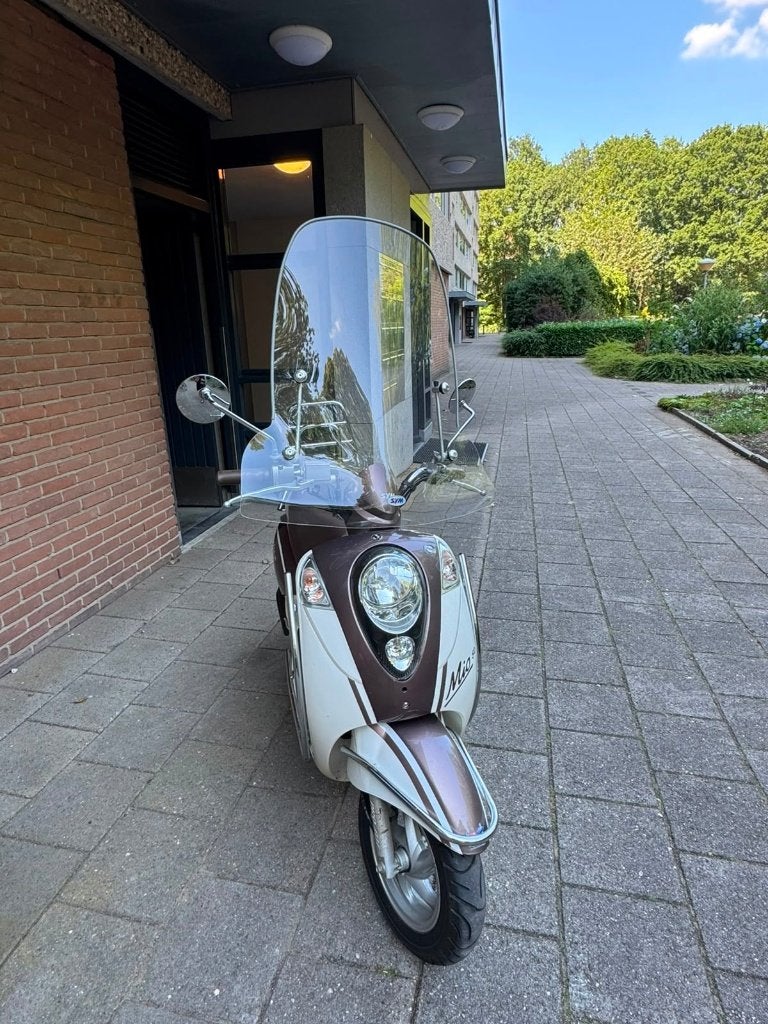 SYM Mio 50 Snorscooter Snorfiets | inclusief helm & slot, Fietsen en Brommers, Scooters | SYM, Gebruikt, Benzine, Maximaal 25 km/u