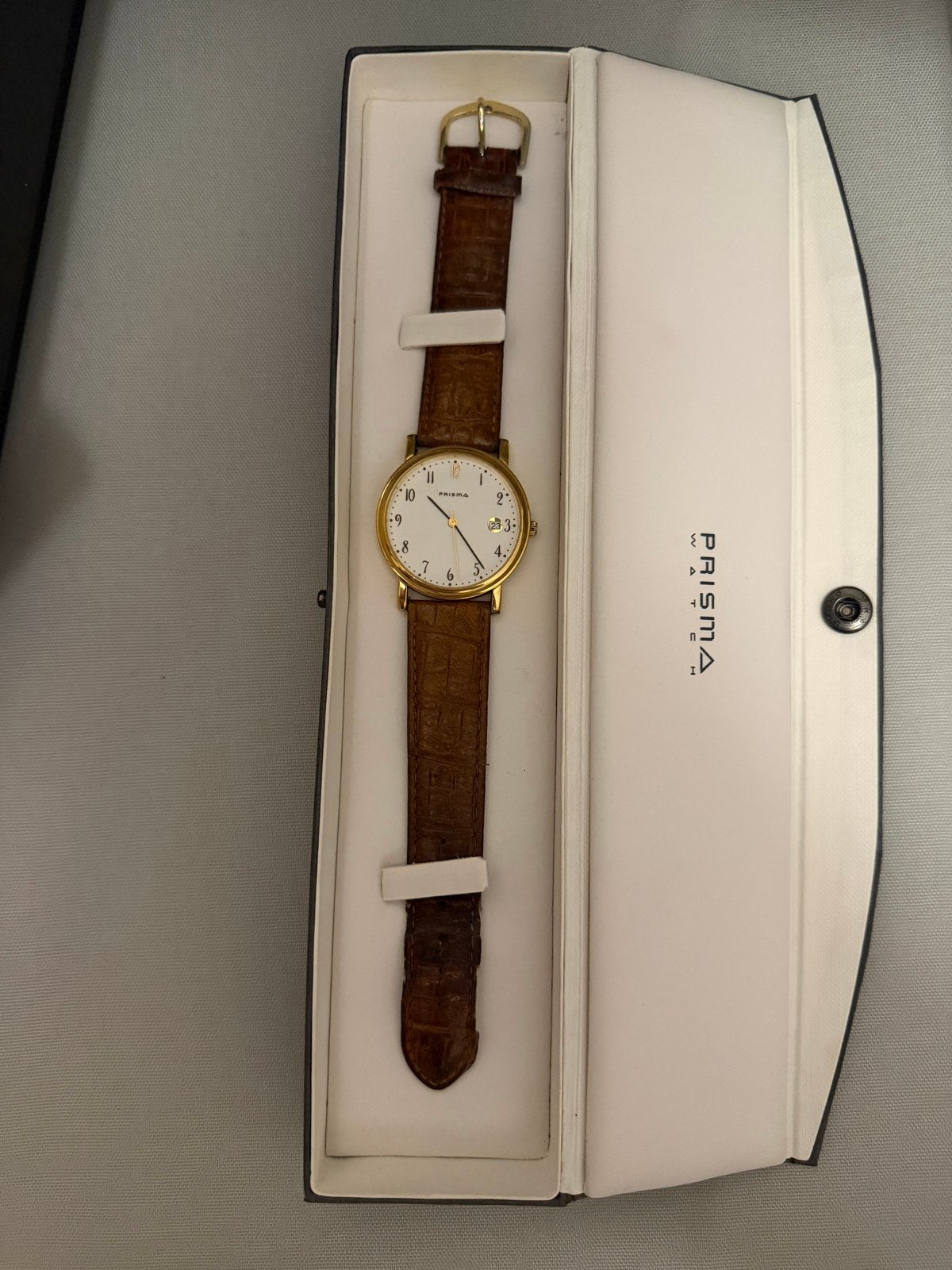 Klassiek Prisma horloge – goudkleurig met bruine band en etu, Overige merken, Overige materialen, Met bandje, Polshorloge