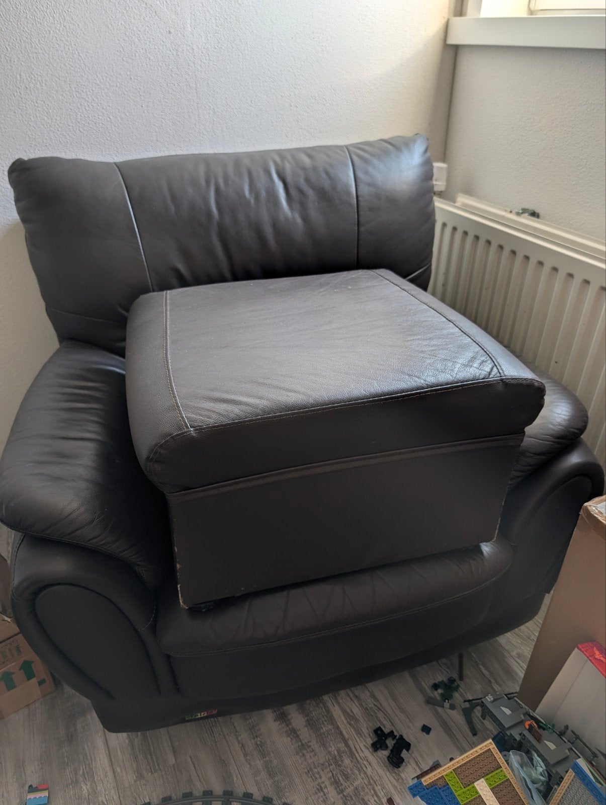 Comfortabele bruine leren fauteuil met poef, Ophalen, Gebruikt, Klassiek comfort, 75 tot 100 cm