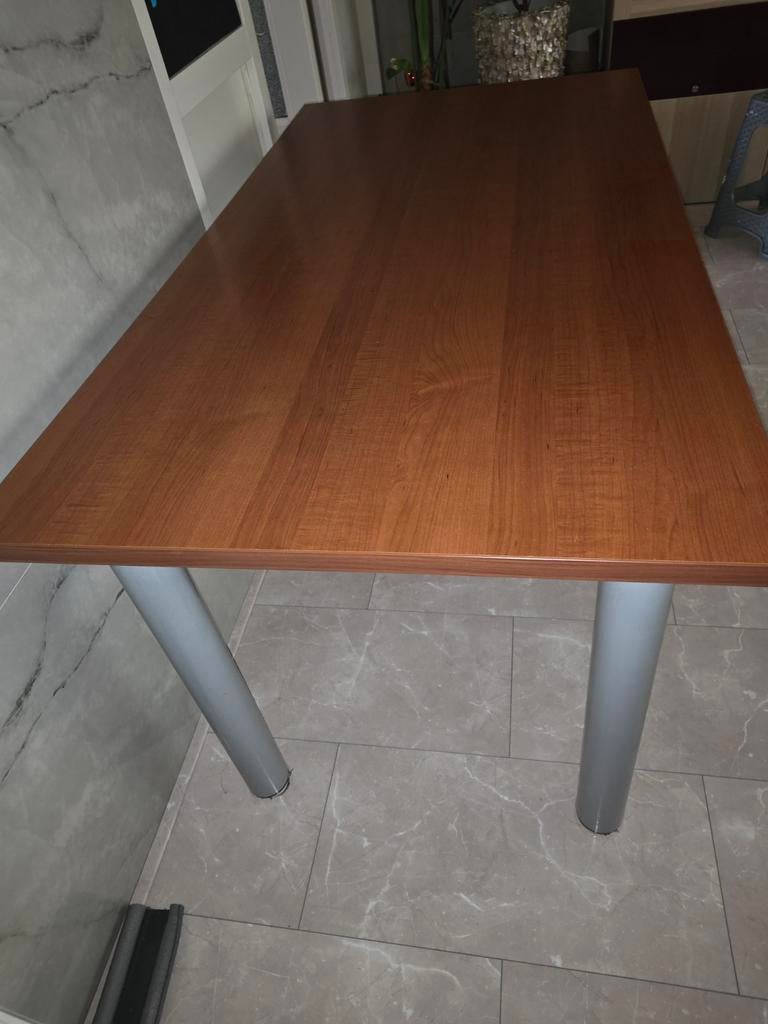 Eettafel met houtlook blad en metalen poten, Huis en Inrichting, Tafels | Eettafels, Ophalen of Verzenden