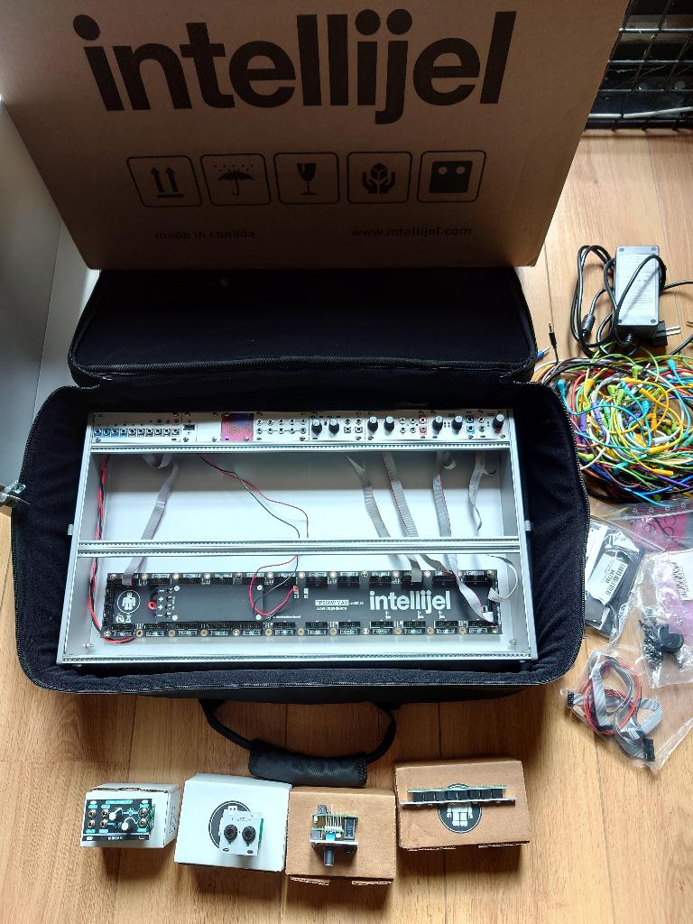 Intellijel 7U/104HP met accessoires en I/O, Overige merken, Zo goed als nieuw, Met midi-aansluiting, Overige aantallen
