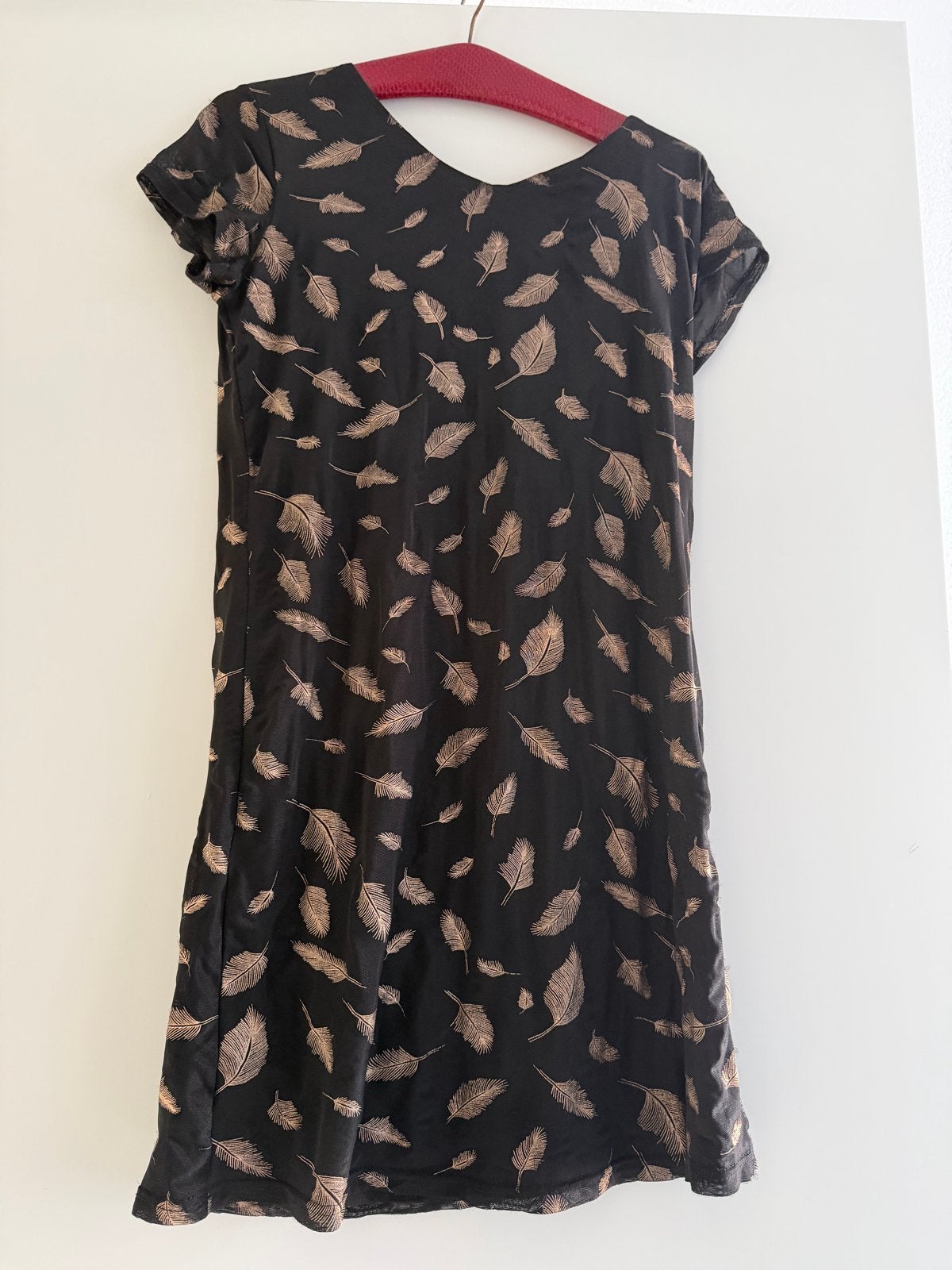 Norah zwarte jurk met verenprint - Maat 36, Kleding | Dames, Jurken, Zwart, Ophalen of Verzenden, Zo goed als nieuw, Maat 36 (S)