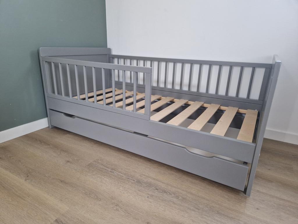 Peuterkamer Petite Amélie. Peuterbed met lade + kledingkast, Ophalen, 140 tot 160 cm, 70 tot 85 cm, Lattenbodem