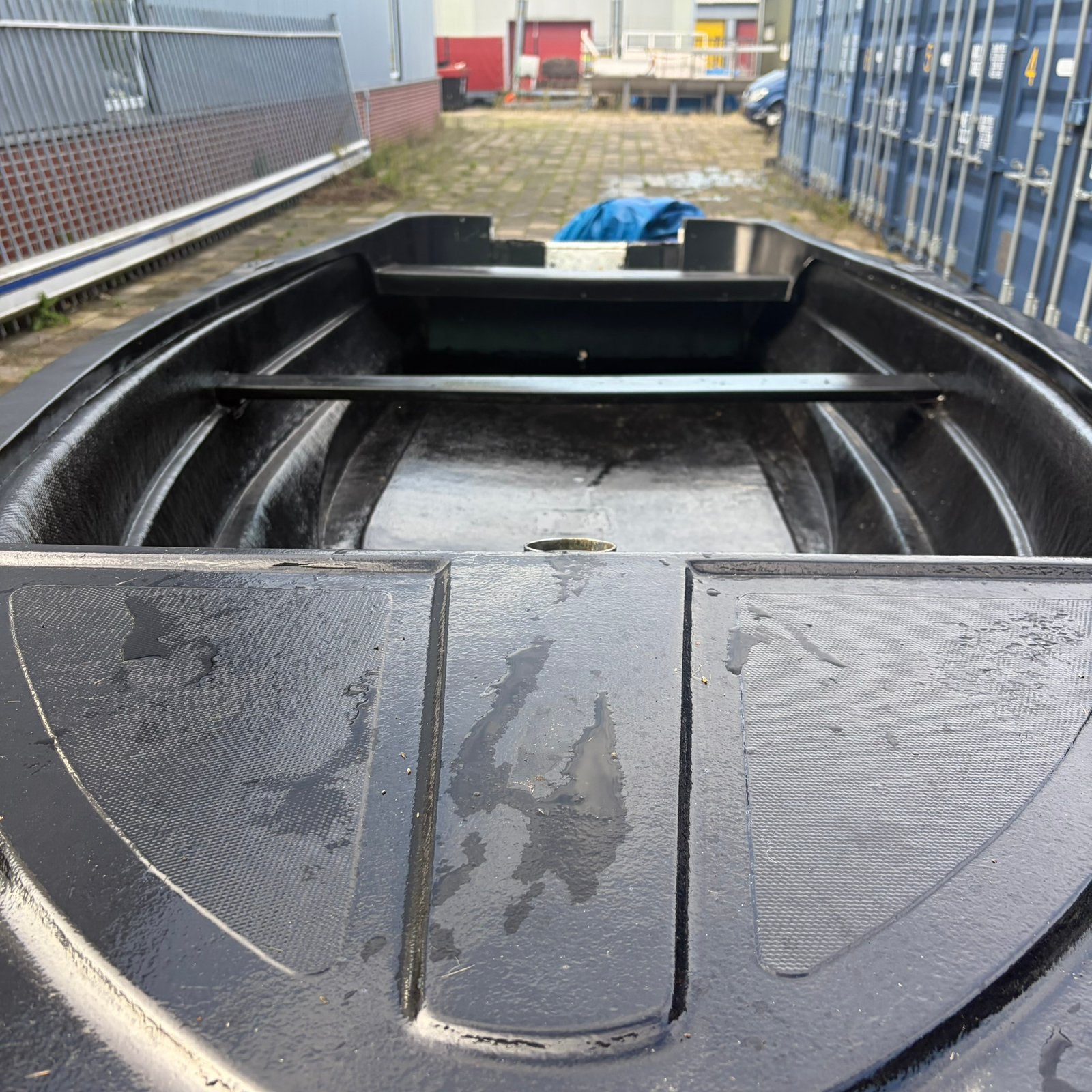 Te koop: polyester visboot van ca. 5m lang en 1,50m breed, Watersport en Boten, Ophalen, Zo goed als nieuw, Polyester, Buitenboordmotor