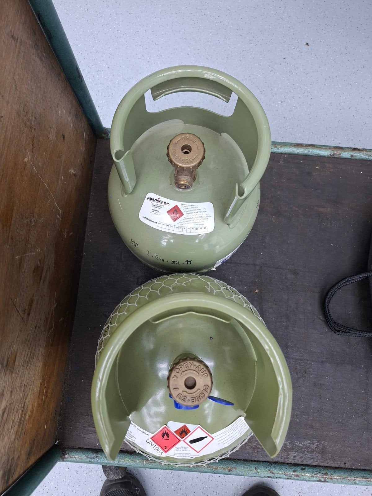 2 Propaan gasflessen (1 nieuw, 1 bijna leeg), Ophalen