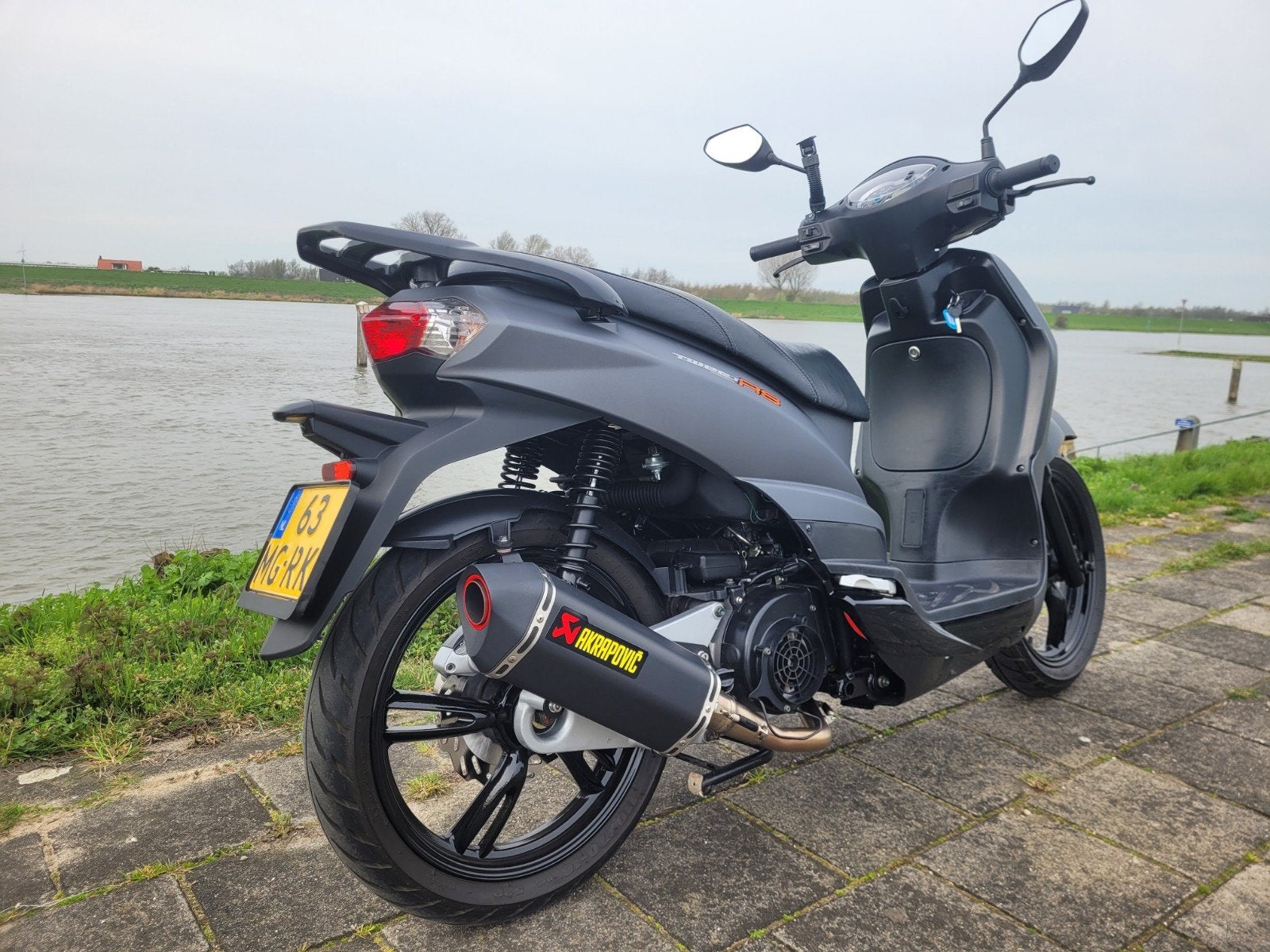 Peugeot Tweet RS 125cc - motor nieuwstaat Acrapovic, Ophalen, Overige modellen, 125 cc, Zo goed als nieuw