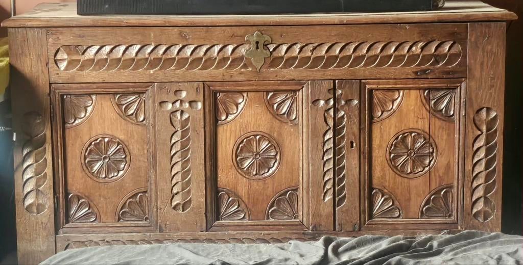 Antieke 17e-eeuwse eiken kist met handgesneden panelen, Antiek en Kunst, Ophalen of Verzenden