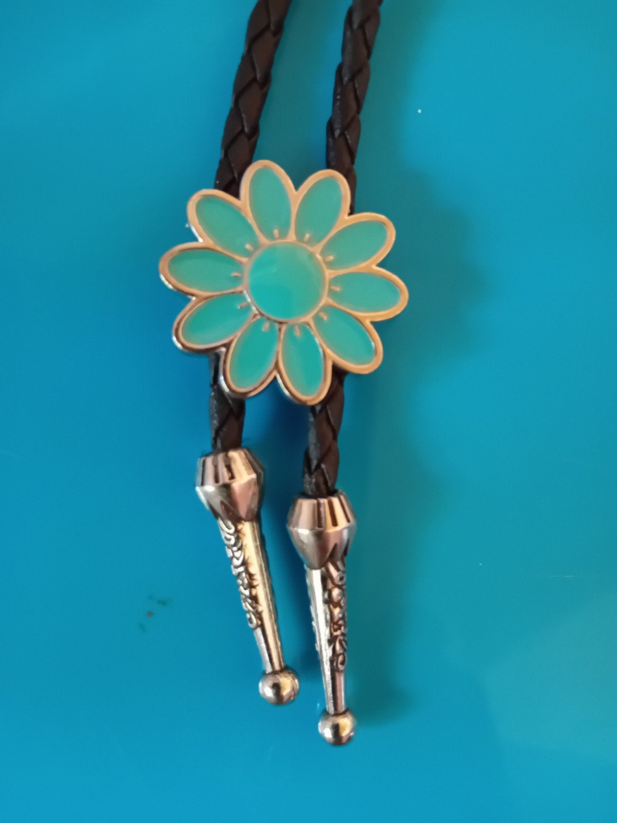 Bolo Tie met turquoise bloem en zilverkleurige details, Kunststof, Blauw, Ophalen of Verzenden, Verstelbaar
