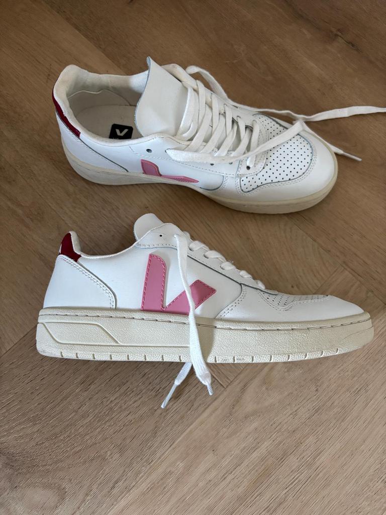VEJA V-10 maat 37, Kleding | Dames, Schoenen, Wit, Ophalen of Verzenden, Sneakers of Gympen, Zo goed als nieuw