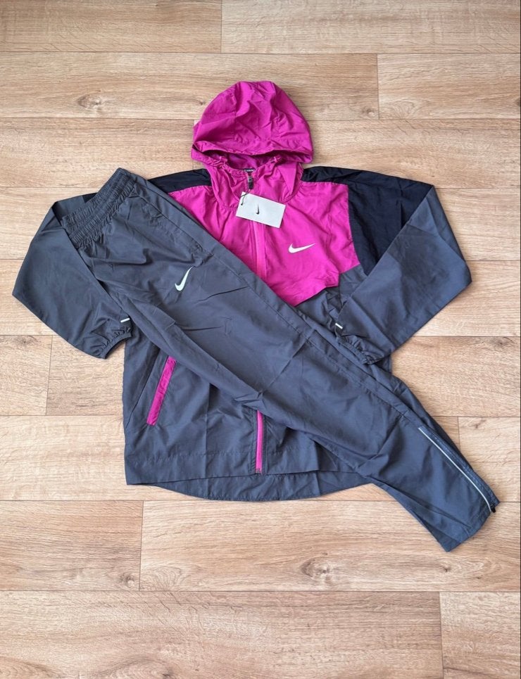 Nike trainingspak - Windjack en broek maat M, Kleding | Dames, Maat 38/40 (M), Meerkleurig, Nieuw, Ophalen of Verzenden