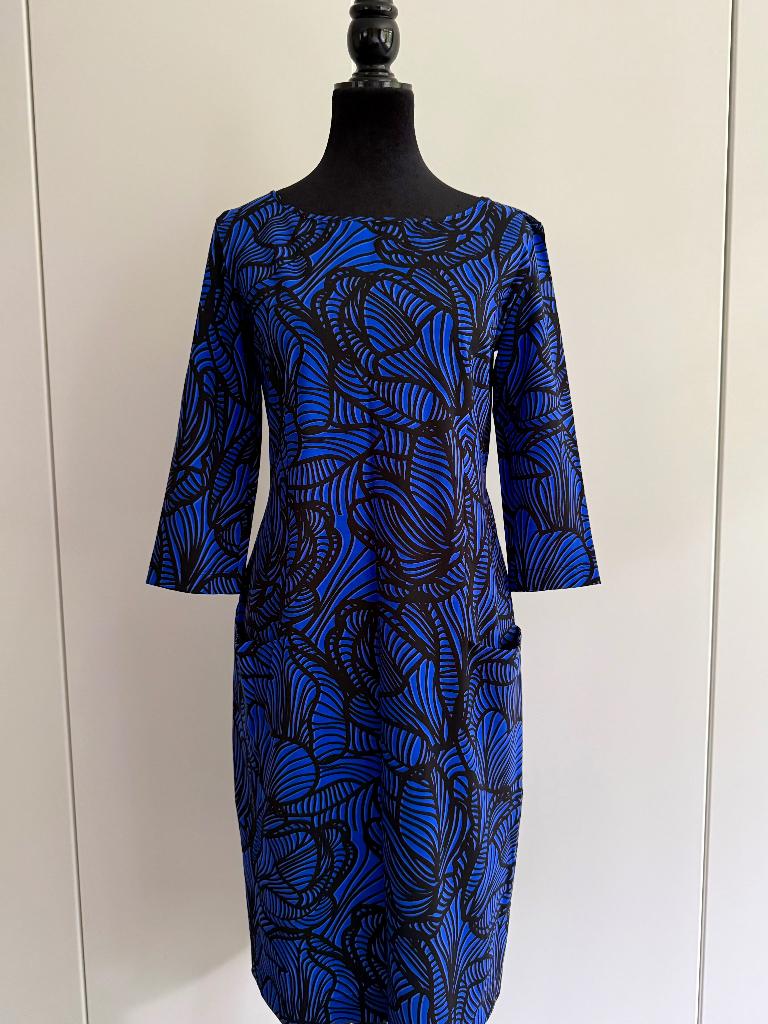 MOQ, Nieuw jurkje, kobalt / zwart print, mt. 40, Kleding | Dames, Jurken, Maat 38/40 (M), Nieuw, MOQ, Onder de knie