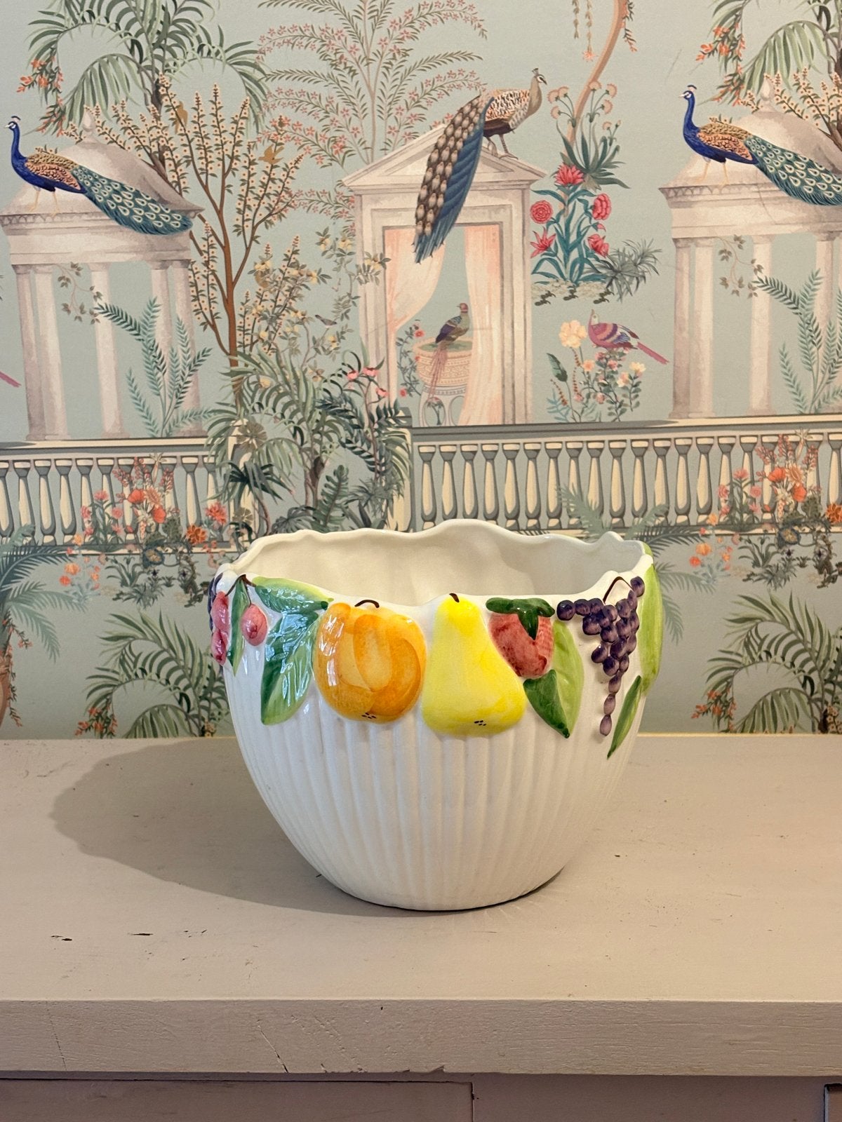 Vintage Barbotine Majolica Cachepot met Fruitreliëf, Antiek en Kunst, Ophalen of Verzenden