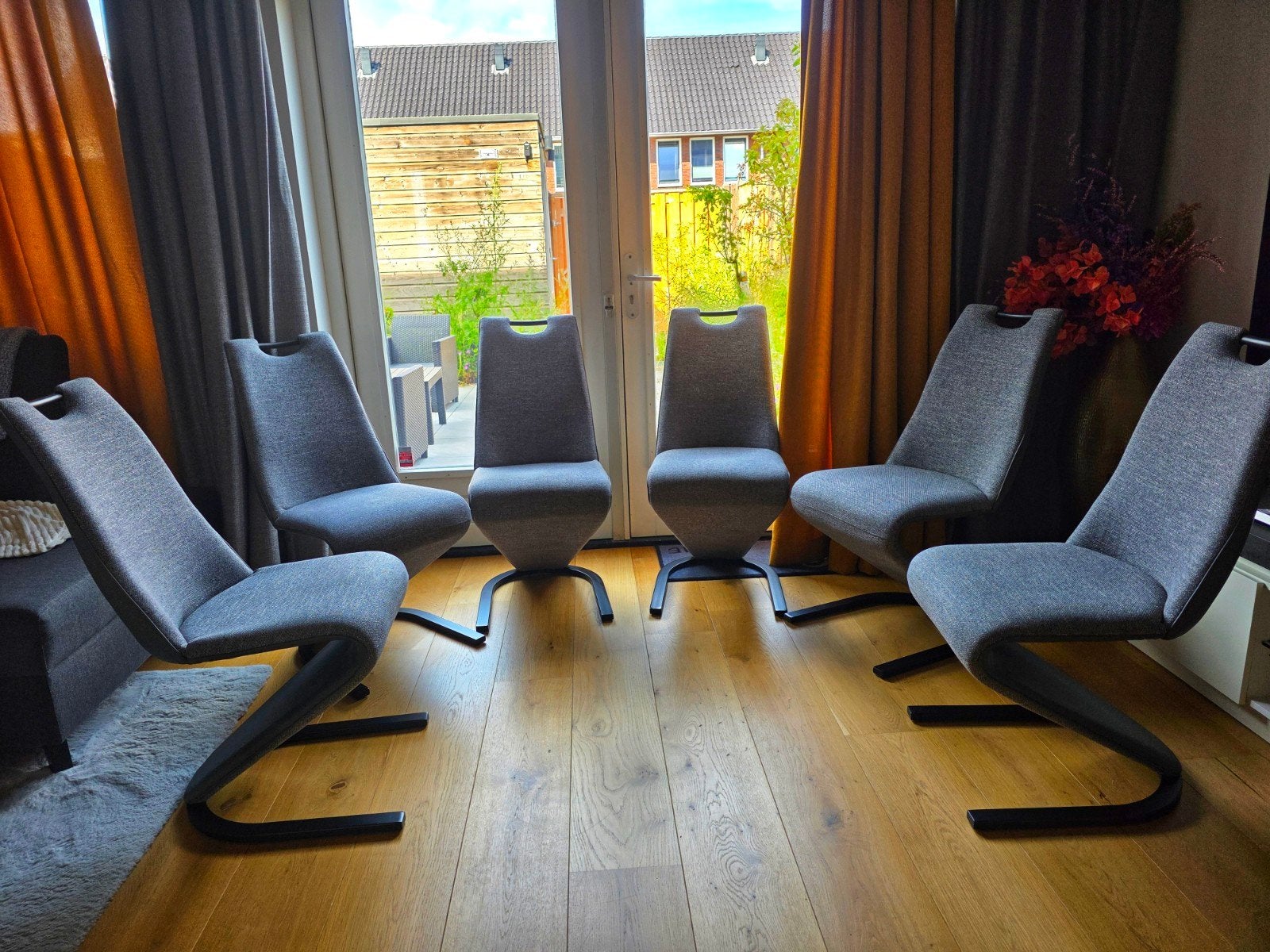 Set van 6 Moderne Cantilever Eetkamerstoelen – Grijs & Zwart, Huis en Inrichting, Stoelen, Ophalen of Verzenden, Zo goed als nieuw