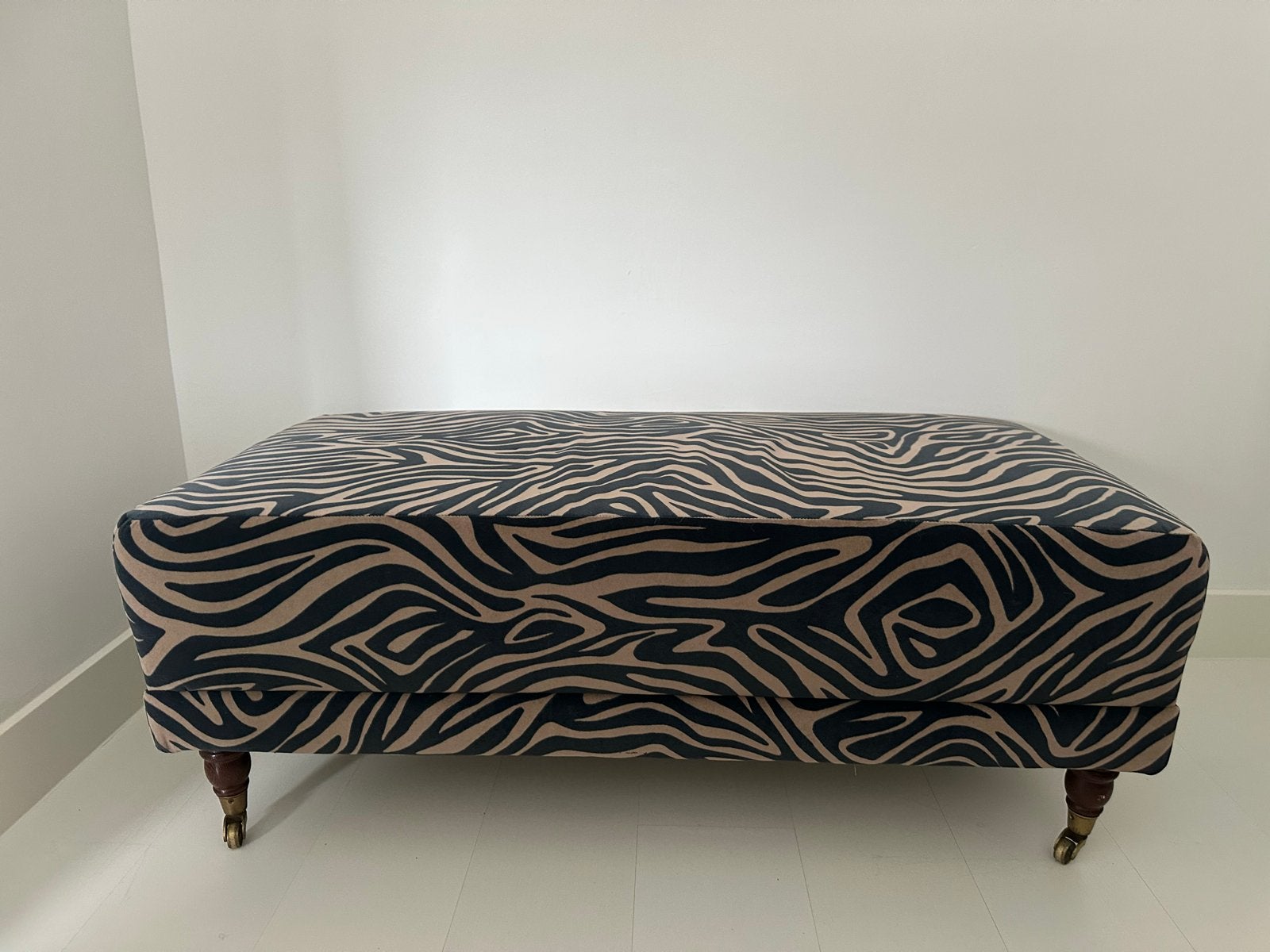 Mooi Zebraprint bankje-eikenhouten pootjes koperen wieltjes, 100 tot 125 cm, Ophalen of Verzenden, Zo goed als nieuw, Stof