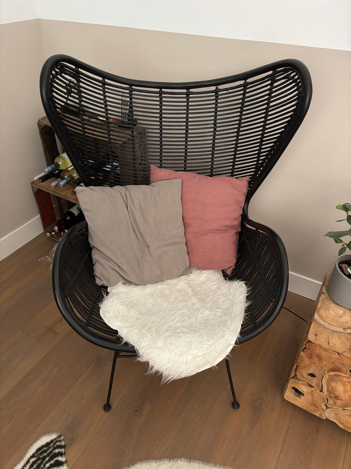 Zwarte rotan egg chair (2 beschikbaar), Huis en Inrichting, Ophalen, Twee, Zwart, Riet of Rotan