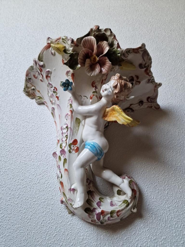Antieke porseleinen wandvaas met cherubijn en bloemen, Ophalen of Verzenden