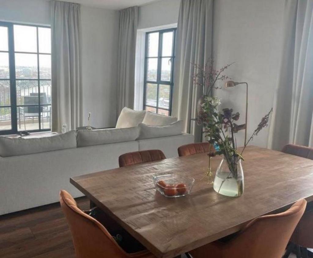 SOHOME EETTAFEL GLOEDNIEUW BIEDEN VANAF € 50,-, Huis en Inrichting, 75 m² of meer, Zwart, Ophalen of Verzenden, Zo goed als nieuw