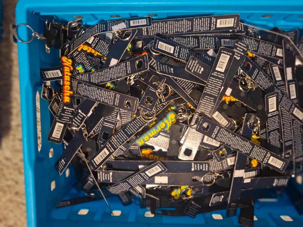 Grote partij sleutelhangers met namen - Nieuw, Ophalen of Verzenden, Nieuw, Overige typen