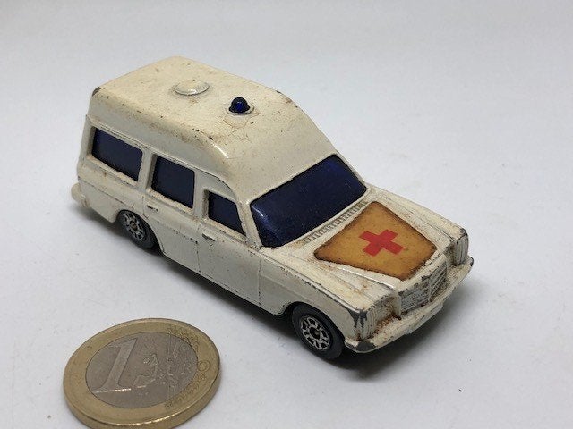 Mercedes 220D Binz Ambulance, Corgi Juniors VERKOCHT, Ophalen of Verzenden, Gebruikt, Auto