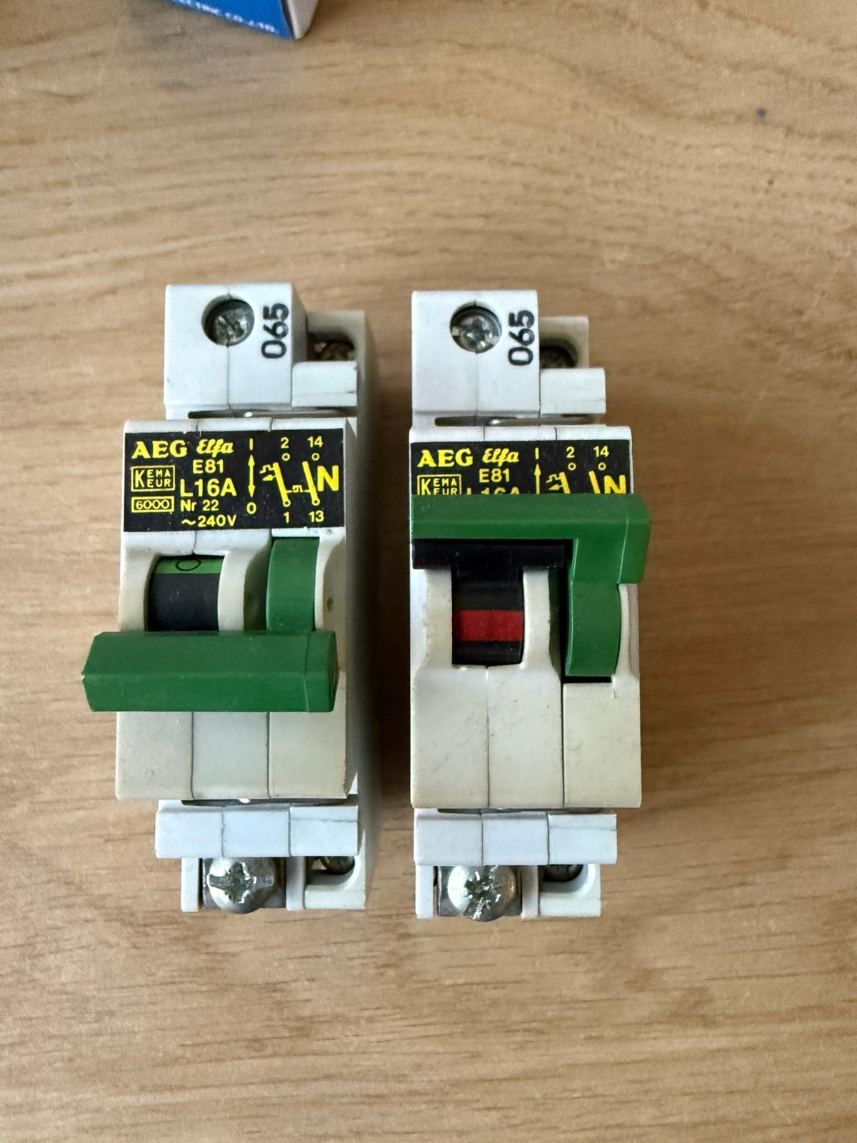 2x AEG 16A 2-polige Installatieautomaat Din Rail, Ophalen of Verzenden, Zo goed als nieuw