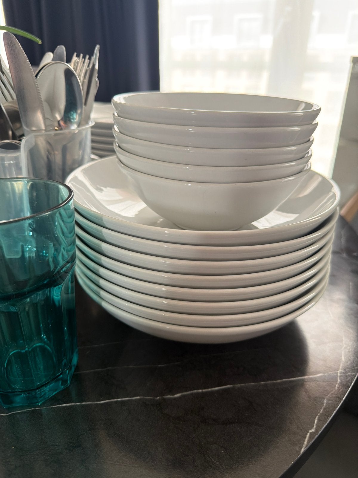 Groot serviespakket met glazen, borden, kommen en bestek, Huis en Inrichting, Ophalen, Zo goed als nieuw, IKEA, Compleet servies