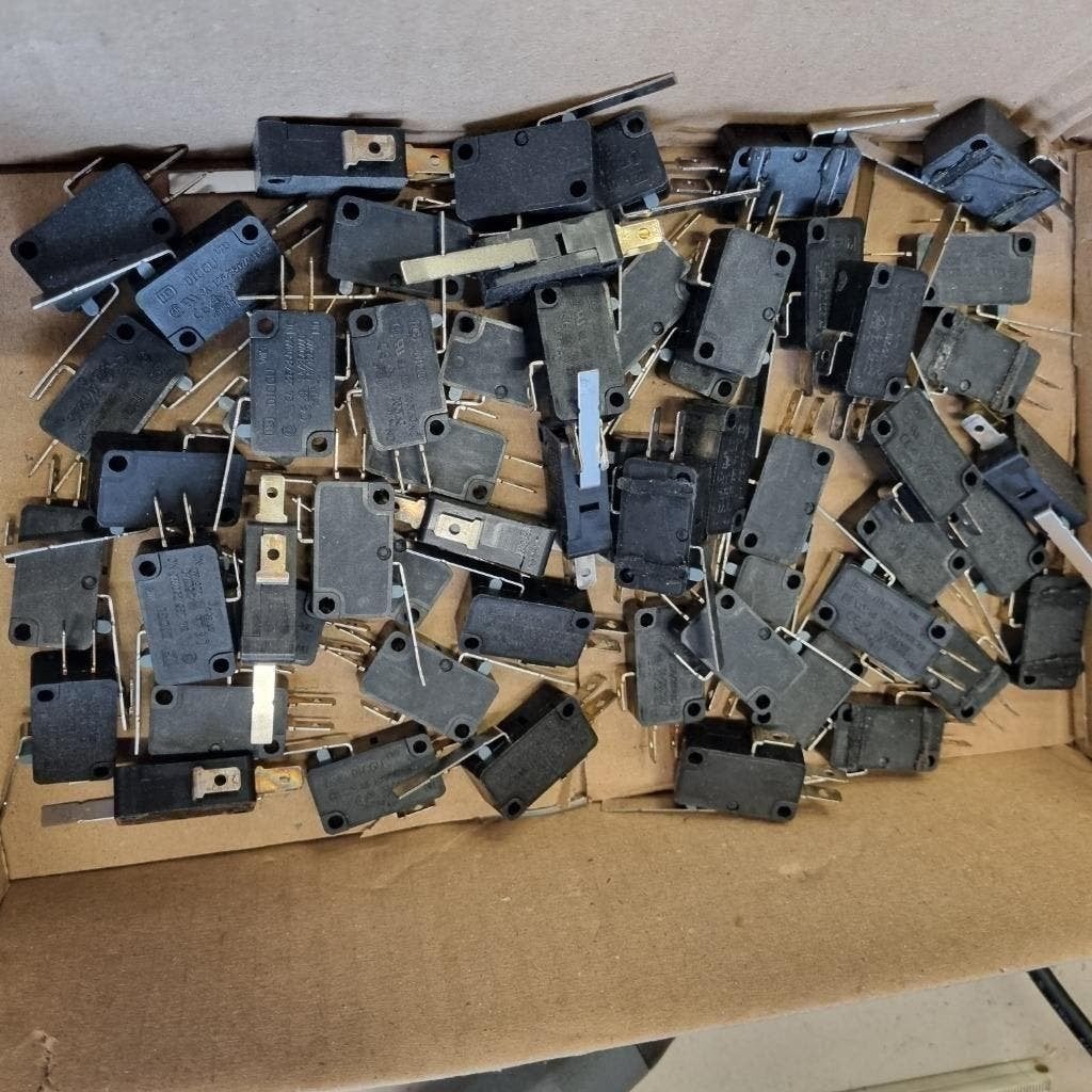 PARTIJ  DICGU VM3 MICRO .SCHAKELAAR 3A 250 VOLT ELEKTRONICA, Ophalen of Verzenden, Gebruikt