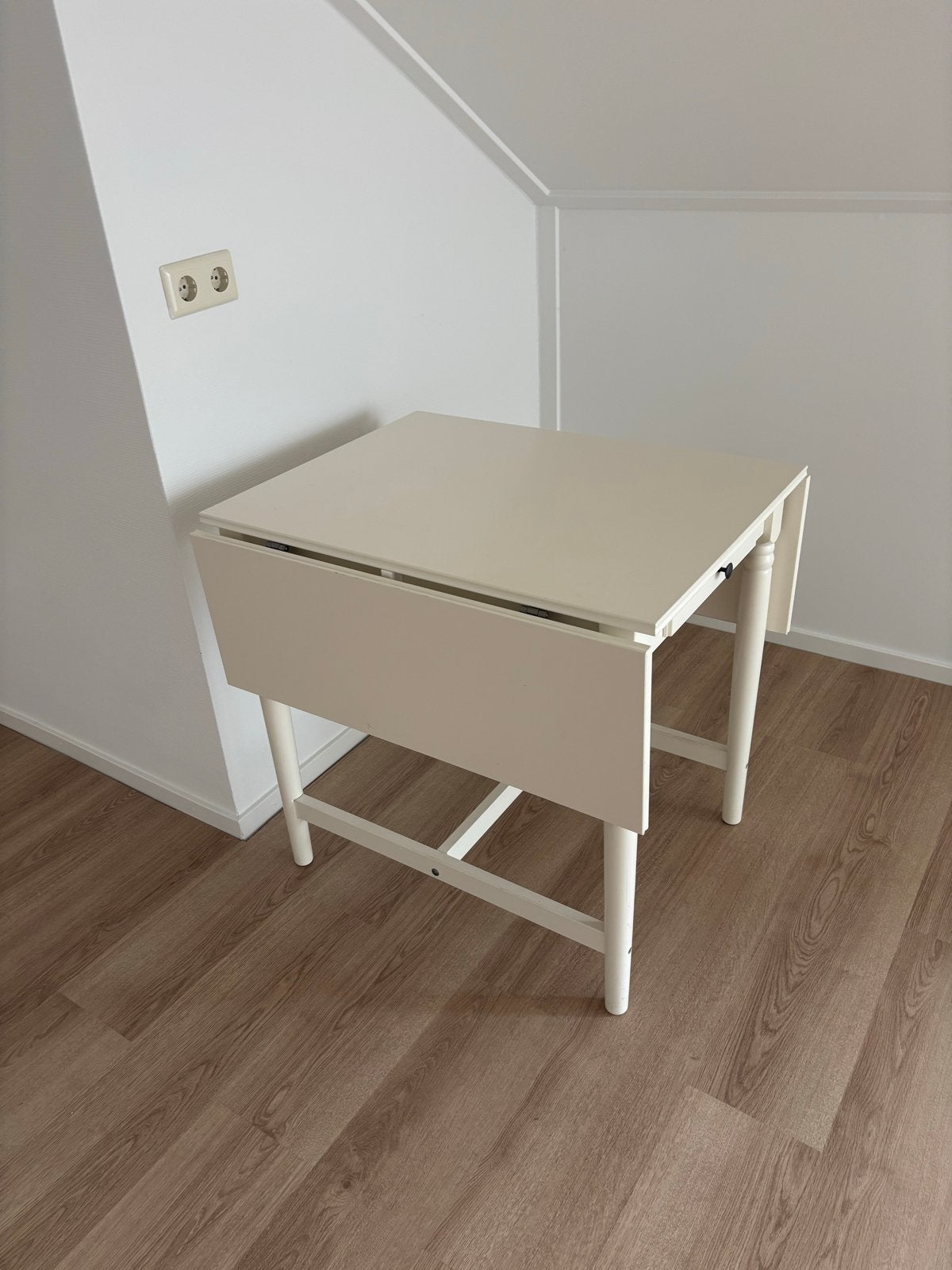 Handige uitklapbare tafel - Ideaal voor kleine ruimtes, Huis en Inrichting, Tafels | Eettafels, Ophalen, Tot twee personen, 50 tot 100 cm