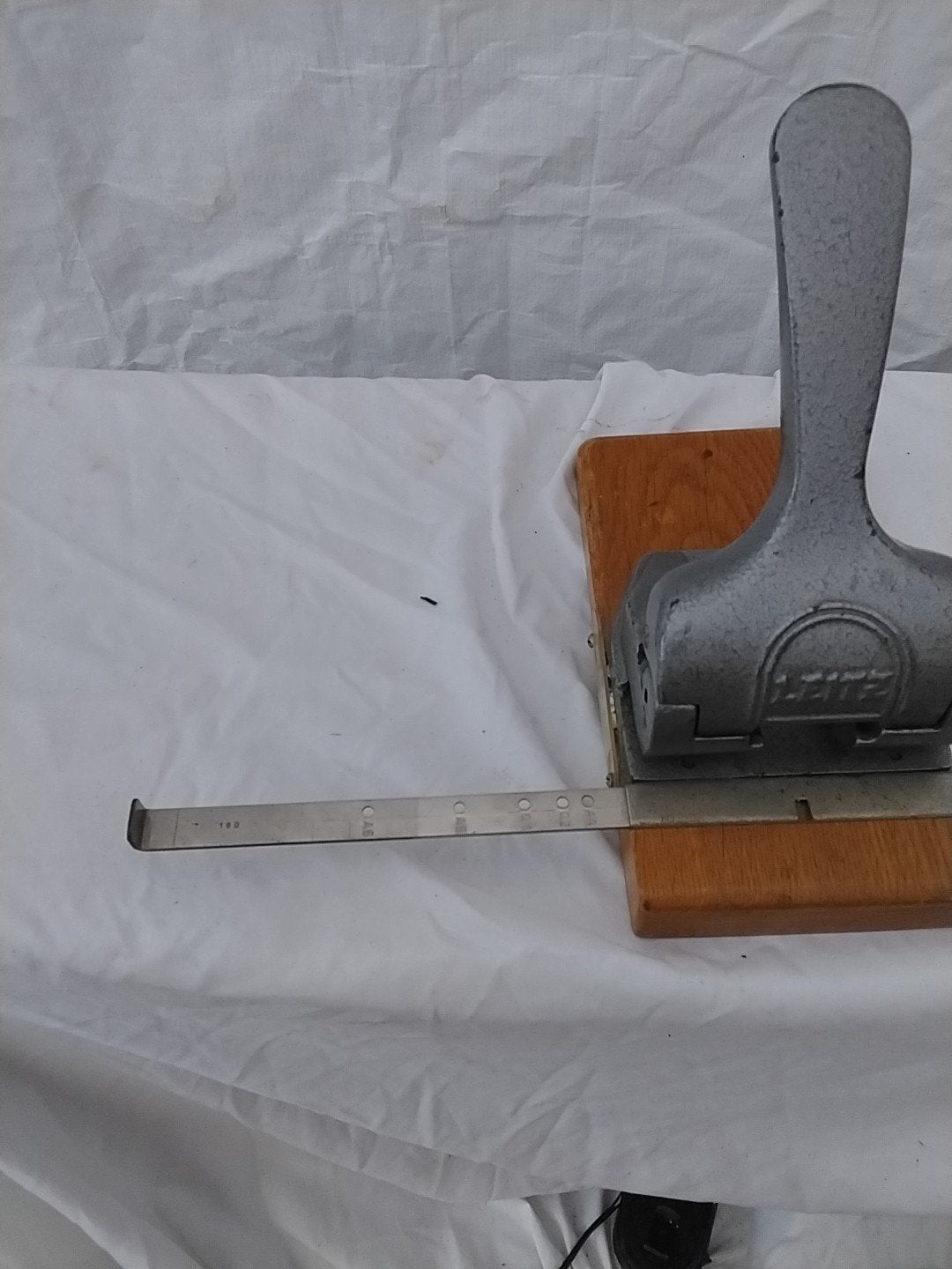 Vintage Leitz perforator op houten voet, Antiek en Kunst, Ophalen of Verzenden