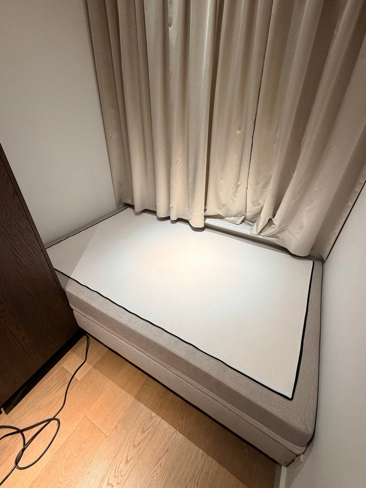 Boxspring Esmeralda 120x200 cm met onderframe en matras, Huis en Inrichting, Ophalen, Beige, Zo goed als nieuw, Twijfelaar