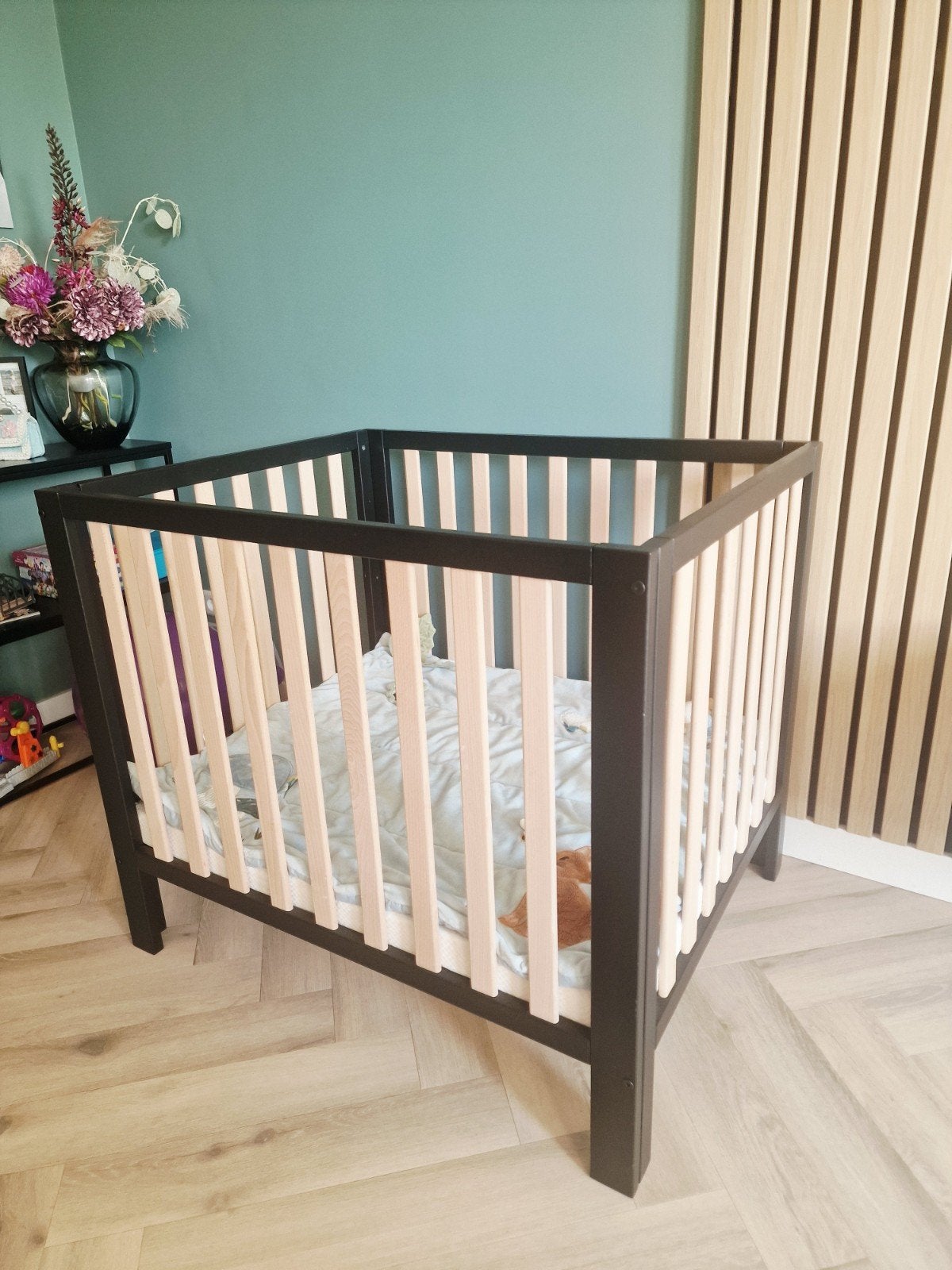Cabino Baby Box Nova Zwart Naturel met matras en boxkleed, Kinderen en Baby's, Boxen, Ophalen, Zo goed als nieuw, Vierkant, Boxkleed