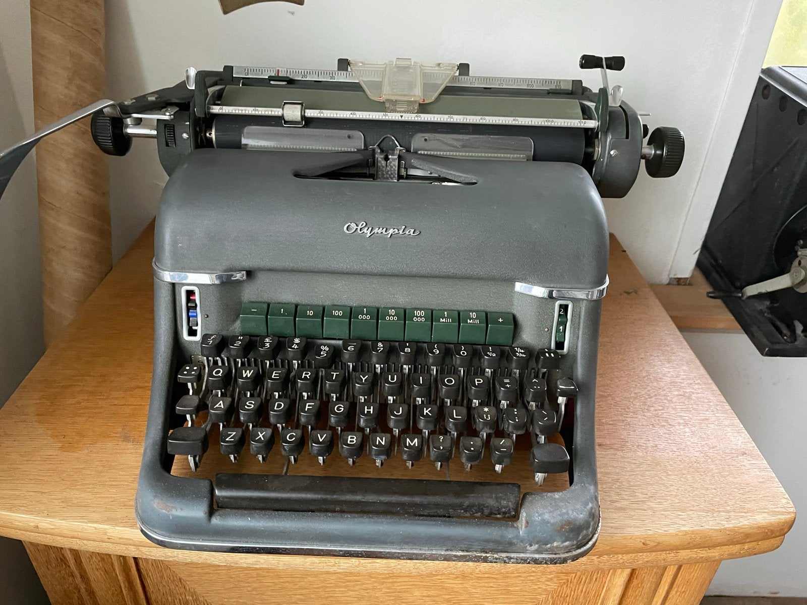 Vintage typemachine Olympia, Ophalen