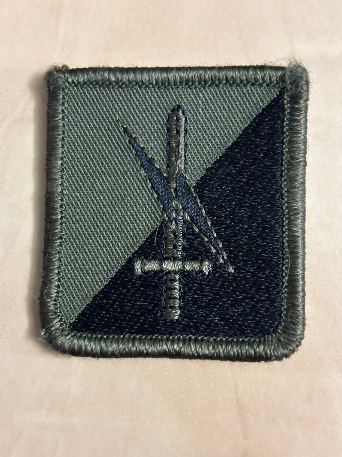 Borstembleem command control en ondersteunings commando, Ophalen of Verzenden, Landmacht, Nederland, Embleem of Badge