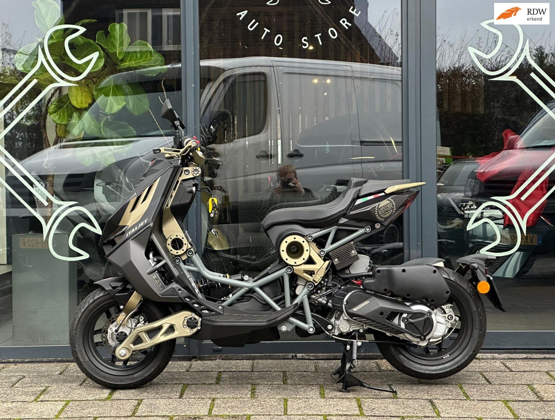 Italjet Scooter Dragster 200 *FirstEditionLimited 308/499*, 181 cc, Bedrijf, 12 t/m 35 kW, LED Verlichting