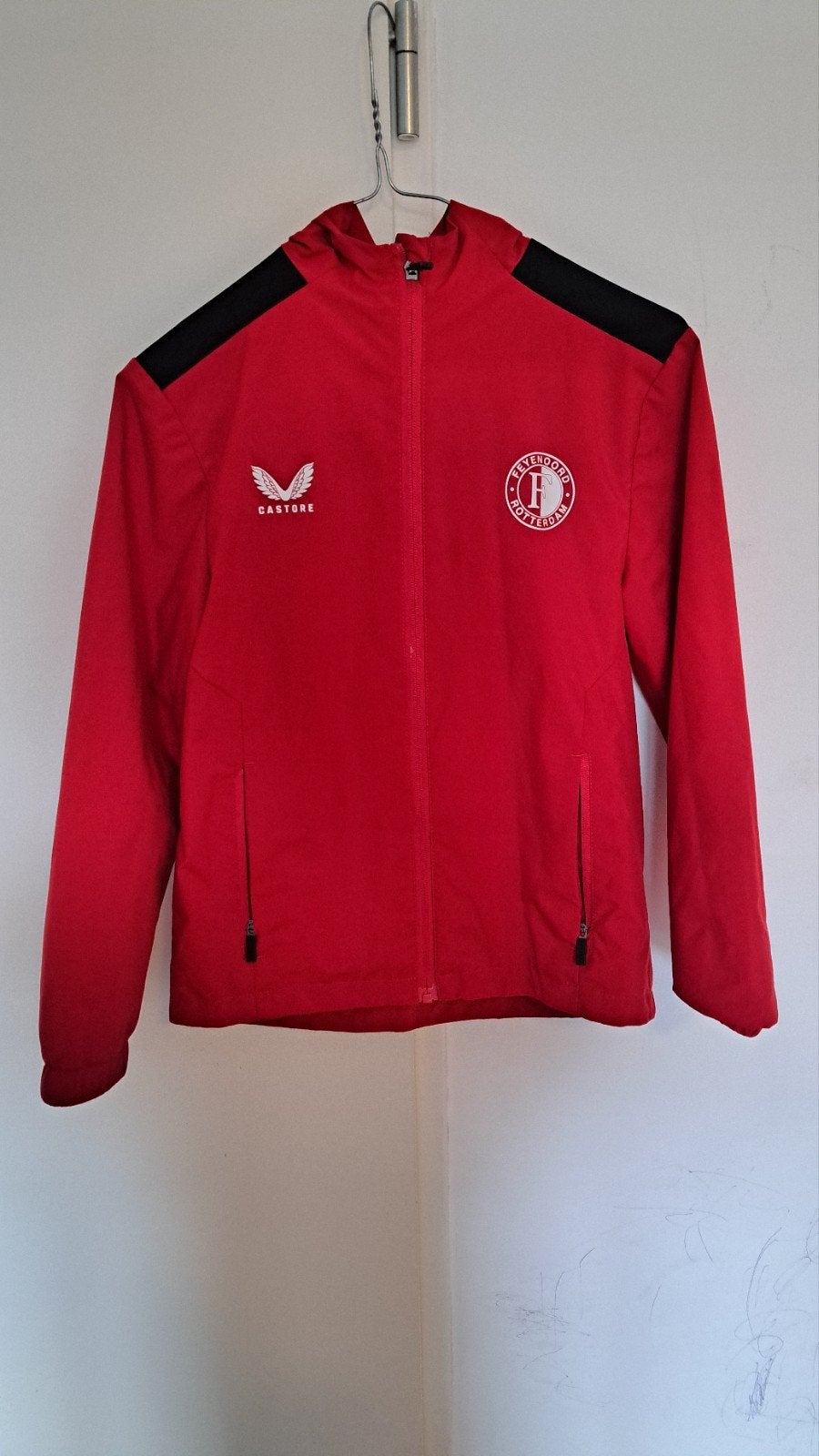 Feyenoord Team Jas voor Kinderen - Rood/Zwart, Verzenden, Zo goed als nieuw, Castore, Jongen of Meisje