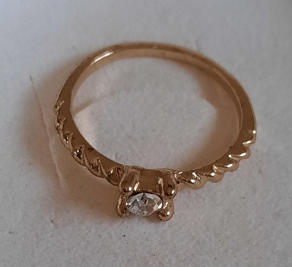 Goudkleurige ring met steentje, Met kristal, Gebruikt, Ophalen of Verzenden, Dame