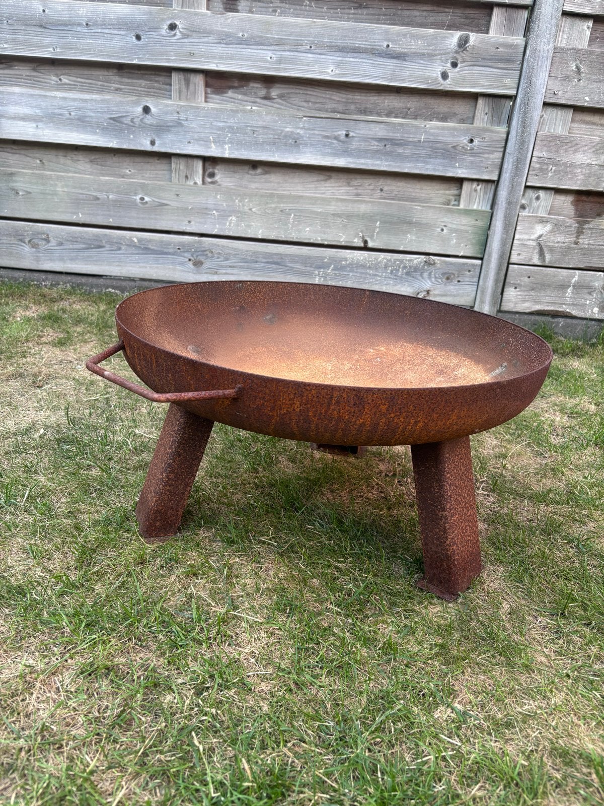 Roestige vuurkorf op poten, Tuin en Terras, Vuurschalen, Ophalen, Zo goed als nieuw